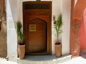 Riad White Flowers