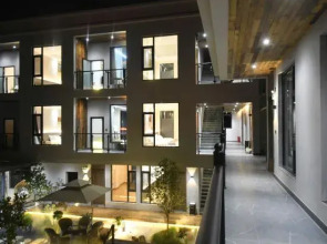 Shiping Longhe Mountain House