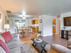 10 Mi to Portland: Greenway Neighborhood Home