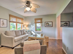 Yard & Hot Tub: Historic Lake Worth Cottage!