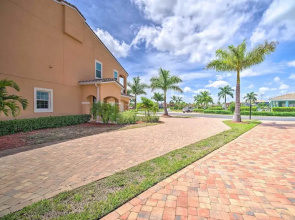 Upscale Florida Townhome - 1/2 Mi to Beach!
