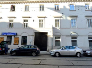 House with Courtyard & Parking Close To Stadtpark