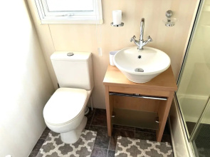 Impeccable 2-bed Lodge in Preston hot hub