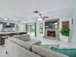 Swim, Hike & Kayak: Crystal River Retreat w/ Yard!