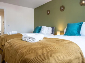 Stylish 2 bedroom, 2 bathroom with Free Parking and WiFi