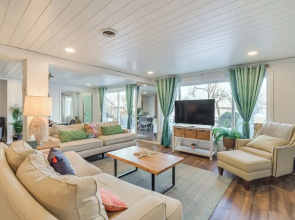 Modern Apt on Detroit Lake w/ Dock Access!