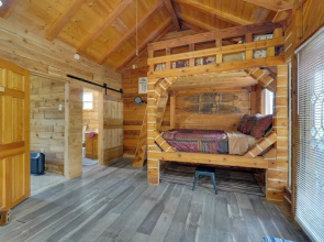 7 Mi to Kenai River: Soldotna Cabin w/ Lake Access