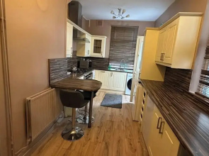4 Bed House - Sleeps 10 - Garden - Parking - Wifi