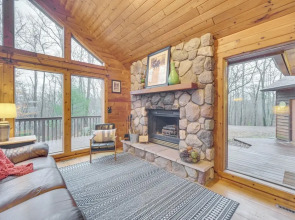 Cozy Wisconsin Cabin w/ Deck, Kayaks & Lake Views!