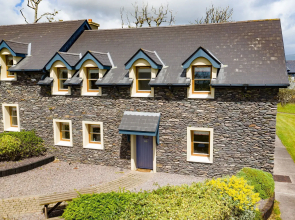 Dingle Courtyard Cottages 2 Bed Sleeps 4