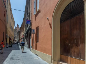 Asinelli in Bologna with 1 bedrooms and 1 bathrooms