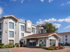 La Quinta Inn by Wyndham Pittsburgh Airport