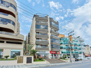 1074 Apartamento de cobertura com linda vista para o mar com 02 dormitórios 01 vaga de garagem na praia do centro de Bombinhas