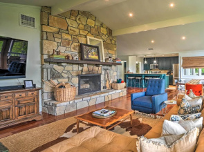 Cashiers Retreat w/ Fireplace & Mtn Views!