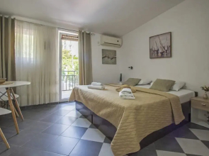 Chic Studio Flat With Balcony Near Beach in Tivat