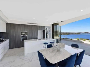Stylish Penthouse with Views & Jacuzzi