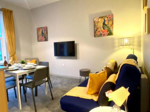 Funky Stylish Apartment! - 5 Minute Walk to the Best Beach! - Great Location - Parking - Netflix - Fast WiFi - Smart TV - Newly decorated - sleeps up to 4! Close to Bournemouth & Poole Town Centre & Sandbanks