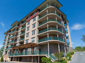 Pinnacle Condo 2 Bedroom Mountain View Home with Hot Tub