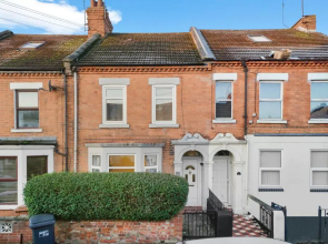 5 Bedroom House with Free Parking, Garden, Super Fast Wifi, Smart TVs with Virgin TV and Netflix by Yoko Property