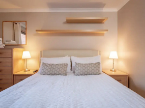 Tay Pearls - Marine Parade