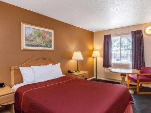 Howard Johnson by Wyndham Bakersfield