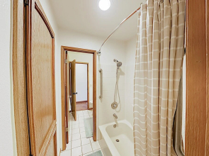 Scenic 5-acre W/ Private Hot Tub & Studio 4 Bedroom Home