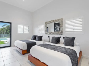 Beachfront 3-bed With Private Pool & Fireplace