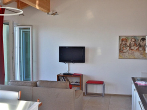 South House- Sleeps 4 Shared Pool Lake View in Torri del Benaco