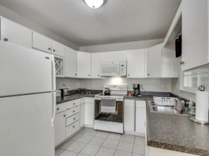 Seneca Escape w/ Screened Patio: Near Lakes!
