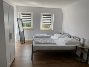 Ferienwohnung mit Balkon und Garten OG