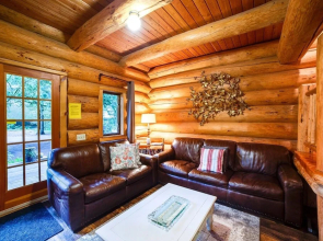 10sl - Real Log - Wifi - Sleeps-8 2 Bedroom Home by RedAwning