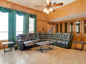 Expansive Texas City Retreat ~ 16 Mi to Galveston!