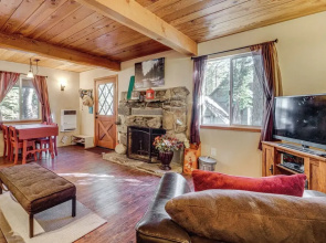 Near Slopes, Donner Lake & Trails! Woodsy Retreat