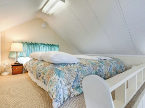 Lakeland Cottage w/ Pool Access + Screened Porch!