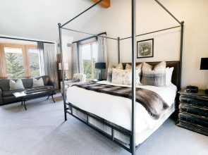Luxury King Room With Mountain View Hotel Room by RedAwning