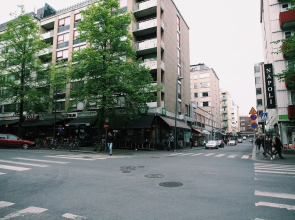Spacious Downtown Apt with Balcony that Hosts 10