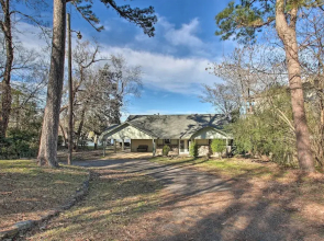 Waterfront Getaway w/ Dock on Lake Hamilton!
