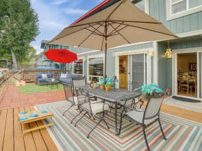 Waterfront Clear Lake Home w/ Game Room & Deck!