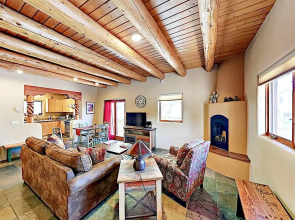 Cozy Oasis Near Plaza W/ Private Backyard & Grill 2 Bedroom Home