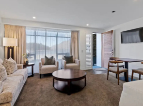 Queenstown House Lakeside Apartments
