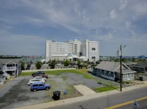 Dhimas Bayview Suites
