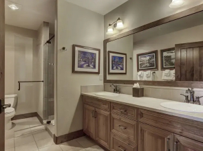 Ski-In, Ski-Out Luxury 4 Bdrm/4 Bath on Peak 7 Condo