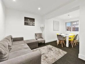 Rochfords Serviced House with 5 Bedrooms
