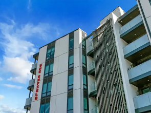 Designer Luxury 2-Bed Apartment With Car Park