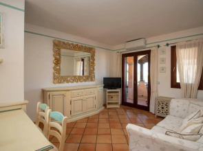 The apartment has 2 bedrooms, living room with kitchen, bathroom with shower and a large covered ter-Pedra Rosa F2