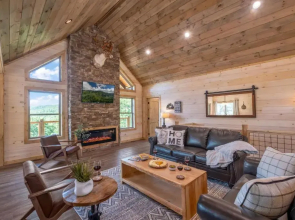 New / 3 King Suites / Sleeps12 / View / 5 mi to PF / Hot tub