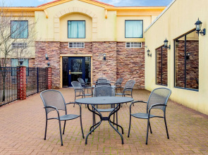 La Quinta Inn by Wyndham West Long Branch/NJ Shore Area