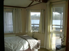 Lake Birds Lodge
