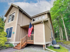 Tannersville Resort Home w/ Deck & Gas Grill!