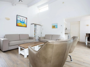 Restyled holiday home with two bathrooms near the beach